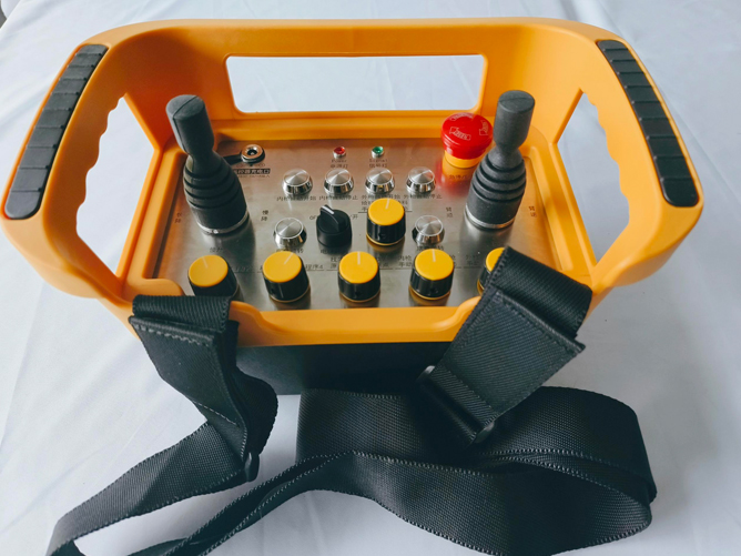 背带型提篮式双摇杆式工业无线遥控器