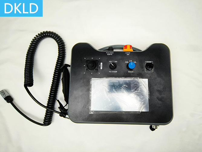 带7寸触摸屏可界面设置及反馈显示的有线控制麦克纳姆轮小车工业遥控器